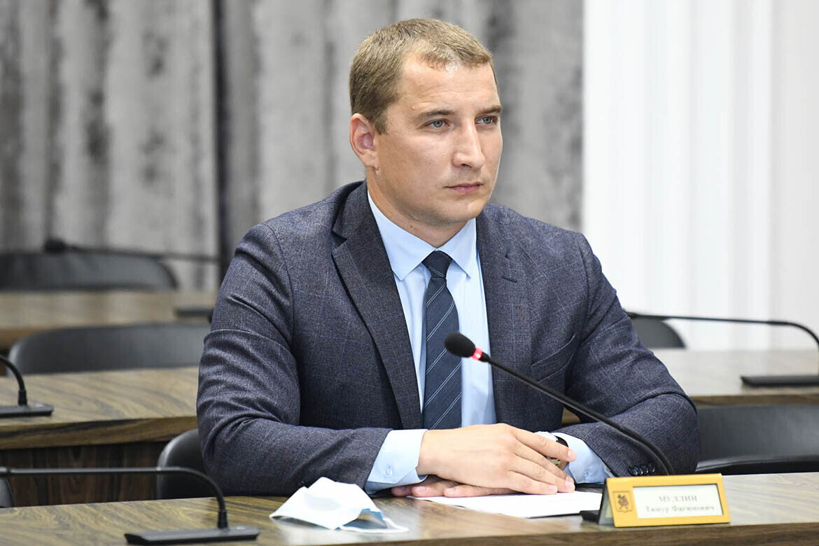 ​Тимур Муллин: «С этого года для трудоустройства по направлению службы занятости несовершеннолетние граждане должны иметь учетную запись на портале госуслуг». Фото: kzn.ru 