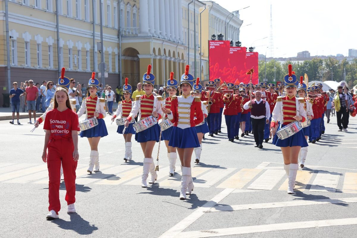    Музыканты прошли от стадиона Анастасия Красушкина