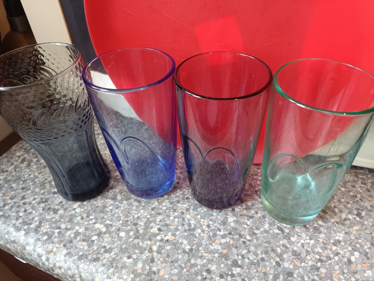 На столе в ряд стоят 6 стаканов первые три пустые а последние
