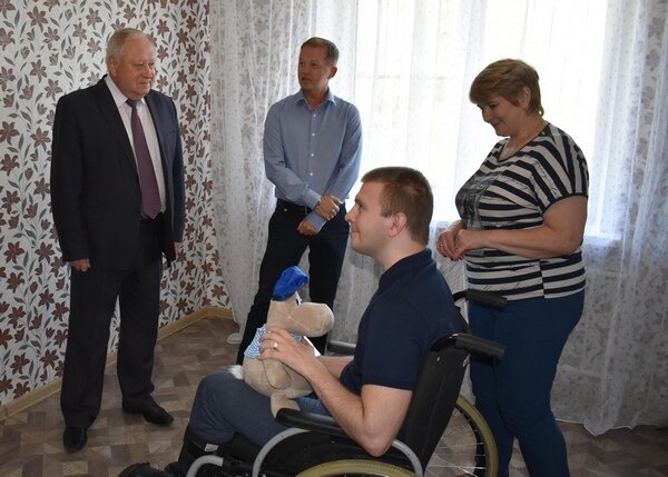     В Кинешме вручены ключи от квартиры инвалиду-десантнику Николаю Серову