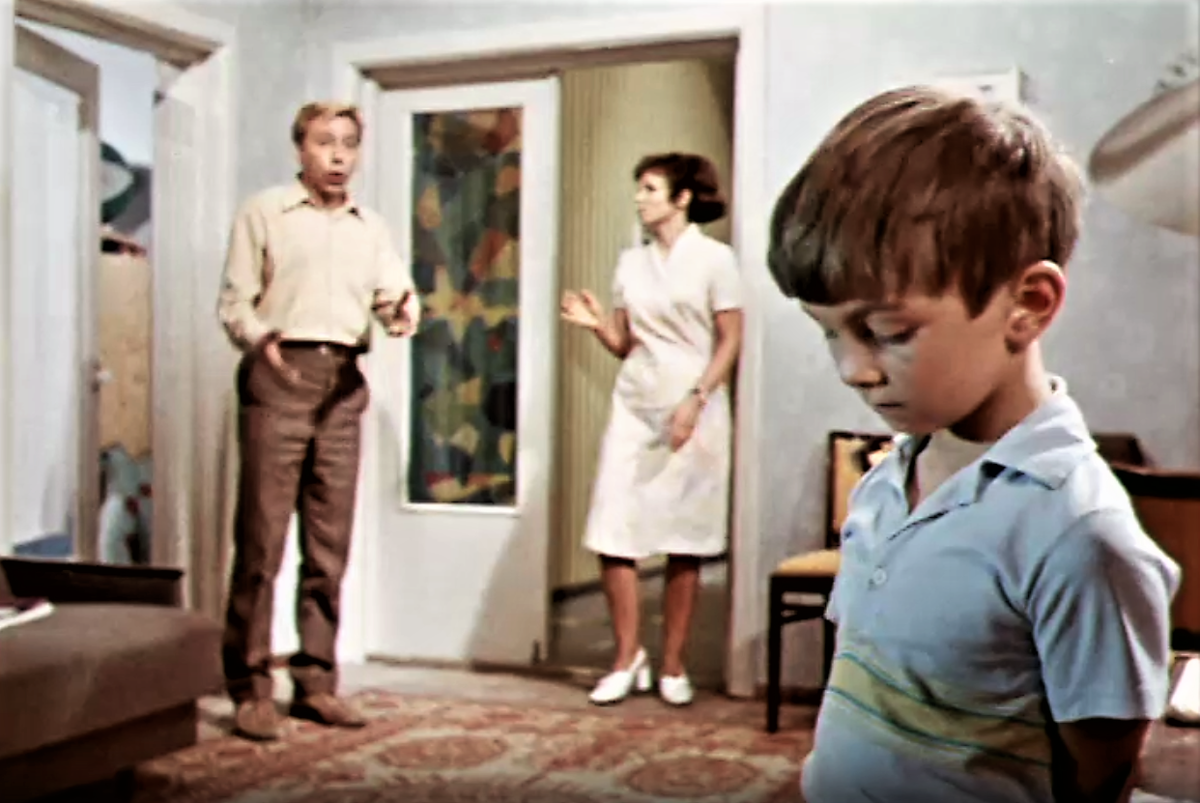 Кадр из телефильма "Вот и лето прошло" (1972)