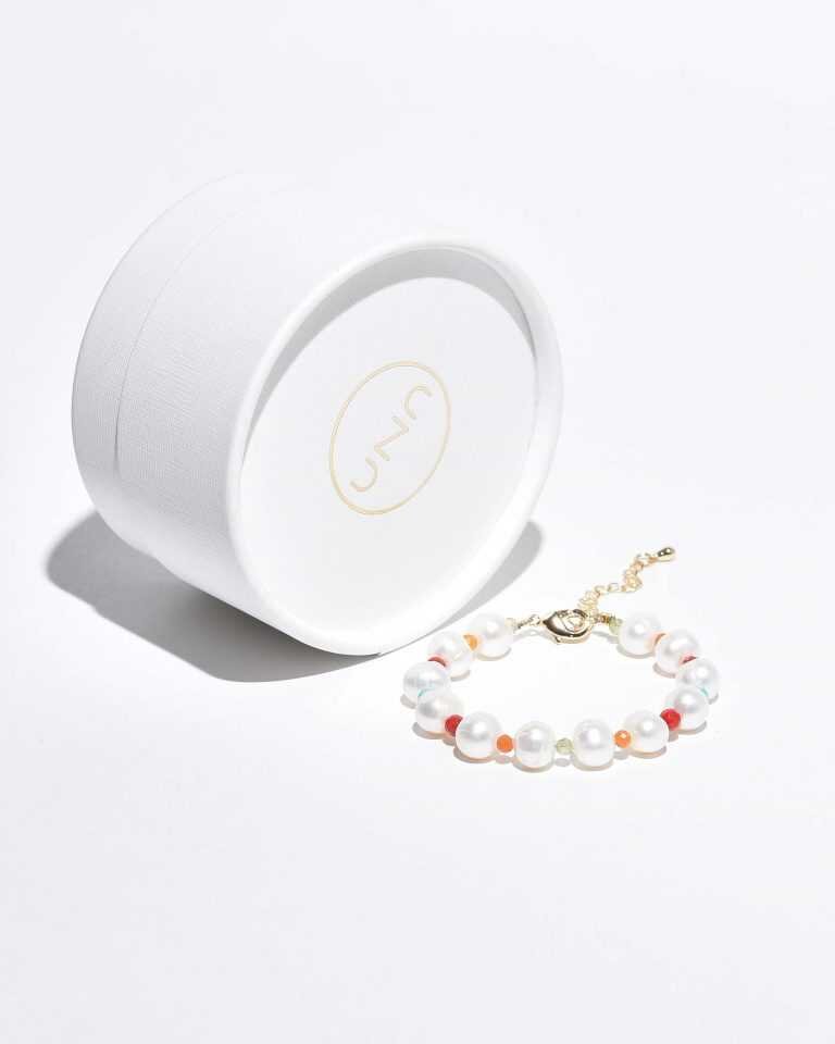 На фото браслет из жемчуга, коралла, хризолита, амазонита и гелиолита