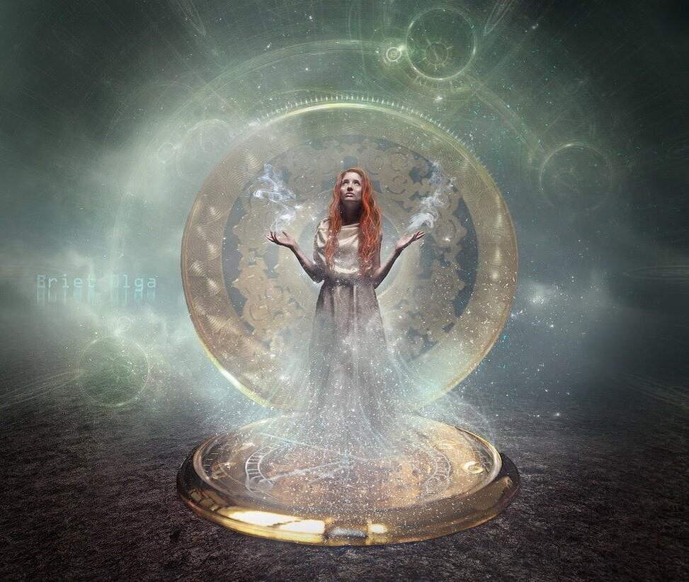 Какие приемы производят темные для опускания обычного человека в низкие вибрации? СК: Они лишают человека сострадания и понимания других людей. Это происходит через воспитание ребенка в жестокости, и жестокость становится нормой для него, обыденностью. Или ребенок чувствует себя никому не нужным и ищет отношений в уличной среде среди таких же брошенных детей, ожесточается самой средой. Если ребенок воспитывался в богатой семье, где власть и деньги на первом месте, то он впитывает с детства безжалостность и черствость.
То есть, отсутствие любви в детстве поражает человека в самое сердце? А как работает «звездность»?
СК: Это еще одна уловка, капкан для человека. Редкие люди, только особенно талантливые выдерживают такую звездность. Тут нужна высокая культура и скромность. Такой человек вынужден все время «быть лучше», сохраняя своё положение, на которое его вынесла судьба, и для этого нужна высокая работоспособность. Человек становится рабом своего успеха, часто совершая какие-то уступки темным, у которых нет ни чести, ни достоинства, иногда даже полностью «перекрашивается». А порой он вынужден опуститься до полного управления им темной стороны – бандитов и политических воротил.
Но мы лучше поговорим об обычных людях, которые опускаются, сами того не подозревая. Таким людям нужна помощь, и они могут еще выйти из-под влияния темной стороны. Они очень чувствительны ко всем приемам темных: к обидам, к неудачам, которые не в помощь им, а сильно опускают их настроение и работоспособность. Они начинают инсинуации, заговоры, поклепы, подставы, чтобы выгородить себя и свои промахи, а затем не могут простить себе такое, если это вышло из тени, т.к. люди отворачиваются от них. Тогда опускаются в депрессию, ищут спасения в алкоголе, чтобы забыться и не думать.
Выход для таких людей – не опускать руки и добиться своего призвания на том уровне, на котором могут и способны, не конкурировать с более удачливыми или более талантливыми, потому что зависть никогда не была стимулом для высоких поступков или достижений. Найти себя в чем-то еще, другом или подобном, применять все свои знания и способности для достижения своей высоты, выявления своего таланта, возможно, не в этой специальности.
Обида становится часто пусковой кнопкой для опускания, т.к. несет с собой негатив для всего организма. Вслед за обидой приходят низкая самооценка, вина, ощущение себя недостаточно хорошим, нелюбимым, никому не нужным. Это производит ум самого человека, т.к. на самом деле все не так. Мы говорим снова о фильтре, через который человек смотрит на мир.
Почему человек способен так обидеться, что обида забирает его все самые светлые энергии и чувства?
СК: Человек настроен на совершенство и справедливость. Это его врожденное стремление выразить себя соответствующе. Он реагирует на все несправедливые наказания, слова, поступки и мнения других, и они резонируют внутри как разрушение того идеала, на который он настроен свыше. Он готов поверить другим, что он настолько несовершенен, что способен на ту низость, в которой его несправедливо обвиняют. Или он не понимает, как доказать, что все обвинения несправедливы и надуманны. 
Нужно обращаться за помощью к другим людям, видящим со стороны все совершенно по-другому, но часто гордыня или страх не позволяют открыться и прозреть.
Какие технологии применяются темными для закрытия того света, который есть в людях изначально?
СК: Прежде всего, неправда, ложь, в которой погрязло человечество. Сокрытие темных делишек, провокации, химическое и биологическое отравление всего, удаление передовых технологий, подсовывание имитации заботы о здоровье, на самом деле разрушающей его. Разрушение того светлого и чистого, что наработано человечеством, путем издевательского отношения, развращения, выворачивания смыслов, опошления любви, красоты и разумности, опорочивания светлых людей и даже их убийство. Вывод сознания на уровень второй чакры: ограничение сексом, соблазном, развратом, деньгами, подчинение темной стороне в политике и религии. Опускание при помощи наркотиков и ЛГБТ, которые легализуются и развращают с малолетства неустойчивую психику. Создание для этого всяческих эстрадных и ресторанных шоу, где «трусы» становятся главным атрибутом.
Отдельно скажем о сгибании при помощи силы и денег руководителей отдельных стран, замешивание их в страшных делах, покупка большим количеством денег, запугивание и опускание.
Есть и тонкие технологии, которые приходится разрушать в тонких телах.
СК: Да, это закрытие света различными блокирующими структурами, соблазн в мыслях, направление в нужную сторону путем закрытия вакансий, направлений движения, нарушение совести, ориентации во всех смыслах, подчинение и буквальное рабство, вынужденное и подавляющее волю.
Но ведь и светлые так же ведут? Если взять кармические несвободы наших духовных учителей – Нила Дональда Уолша, Экхарта Толле и многих других. Они чудом выбрались из той ямы, в которую их опустила жизнь. А, например, Лермонтова и Пушкина совсем убили. Это победа тьмы?
СК: Свет и тьма часто идут под руку, помогая друг другу. Толкают во тьму, чтобы полнее показать весь спектр энергий и эмоций и дать свободно выбирать ту реальность, которая становится только дороже из-за страданий, перенесенных в юности. Пока свет просто присутствует и не сравнивается с тьмой, он не ценится, как не ценится тот воздух, которым вы дышите. И только после перенесенных драм все становится яснее и прозрачней – от чего надо уйти и к чему прийти. Не все это могут сделать в одной жизни, и в следующей все должно повториться, только с более ясной направленностью.
Почему многие не достигают любви в этой жизни? Их сердце забито блоками обид и непрощений. Как им помочь?
СК: Осознавать всю глубину своих обид, ведущих только вниз, к новым обидам и несовершенствам. Выход – прощение всех обид, которые накоплены с детства и разъедают нутро несварением, завистью и сердечными болезнями. Не сравнивать, не поддаваться уловкам соревнования и конкуренции с другими, найти свое место в жизни, приятное и свободное. Чаще думать о себе, чем о других, заниматься собой, научиться любить себя и принимать безусловно. Помнить, что тело – это только часть человека, у него еще есть душа и дух. Тело – только инструмент для настройки души и духа в божественную тональность света и любви. Часто люди, которые опускаются во тьму, забывают об этом и становятся рабом тела и его привычек.
Эта жизнь становится для души и духа пустым балластом?
СК: Согласен, немногое они смогут передать душе, чаще отемняя ее, чем осветляя.
Всегдашний вопрос: есть ли темные души?
СК: Вся темнота сосредоточена на ментальном уровне души, и не поднимается сквозь завесу, чтобы не отемнять ангела. И эта темнота влияет на последующие жизни души, которые сталкиваются с большими проблемами, инсценируемыми темными, чтобы еще и еще опустить человека и забрать с него как можно больше энергий, оставив голым и несчастным.
Многие говорят, что человек – это сильное и могучее божественное существо, сын-дочь Творца, что его боятся темные. Почему они так легко могут опустить это могучее существо во тьму?
СК: Его телесный каркас был создан для подчинения и рабства, и на него легко воздействовать. И только помощь светлых сил оказывает влияние света и любви на его душу и светлые части существа, помогая осознать свой потенциал и научиться любви. Только любовь может помочь выбраться из тьмы забвения. Только разумные усилия по совершенствованию себя и осознанию итогов своего обучения могут помочь раскрыть глаза на все происходящее на планете.
Мы готовы протянуть руку помощи каждому из страдающих и просящих помощи. Но усилия должны быть произведены самим человеком. Никто не может за него простить, удалить обиды, сбросить печали, ибо никто не сможет изменить его мысли, если он не изменяет их сам. Психологи помогают убрать самые тяжелые и непримиримые мысли. Эзотерика помогает выйти в свет и остаться в нем.  Душа человека, освобожденная от ненависти и обид, начинает любить, потому что любовь - это ее язык и кровь.
Свет, возникший в человеке благодаря его усилиям, просветляет и одушевляет все вокруг. Все озаряется теми излучениями, которые идут от человека. Вся его жизнь преображается, и он, действительно, становится тем существом, которое может говорить со всеми высшими существами, с душами и духами, благодаря своей пробужденной многомерности.
Благодарю, Санат Кумара!


