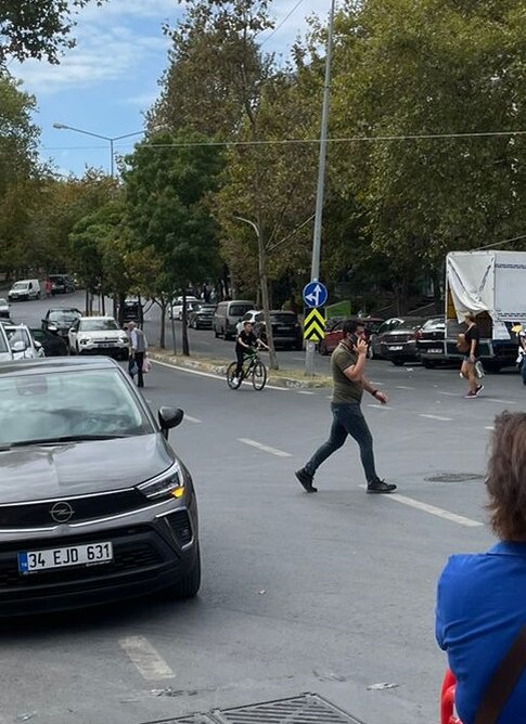 Это еще в принципе спокойная дорога, но часто движение бывает ну очень интенсивным...