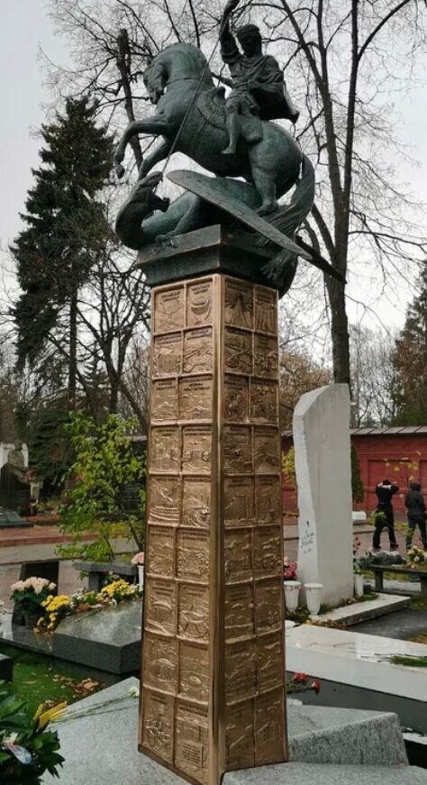 У могилы Юрия Лужкова