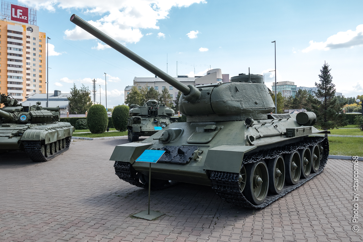 Обратили внимание на Т-64 на заднем плане? И это не упрощенная поделка Тагильского завода, а детище Харьковского КБ. Определенная преемственность присутствует даже в этой  экспозиции