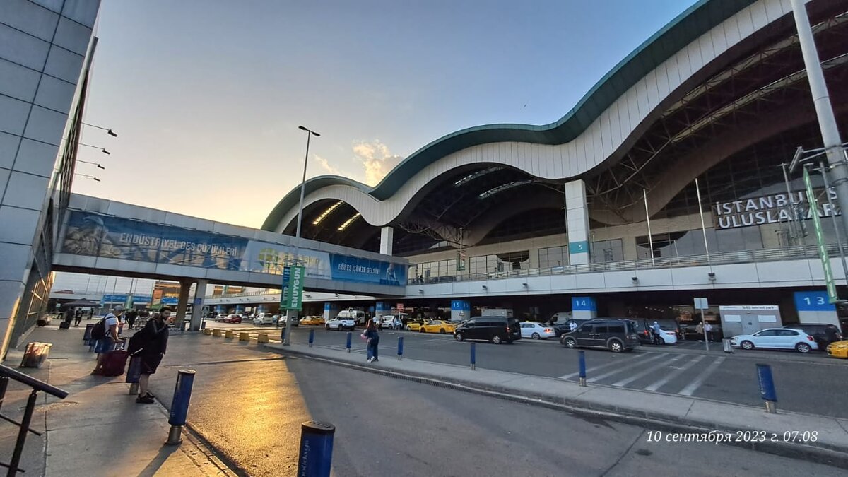 Вид аэропорта в городе.