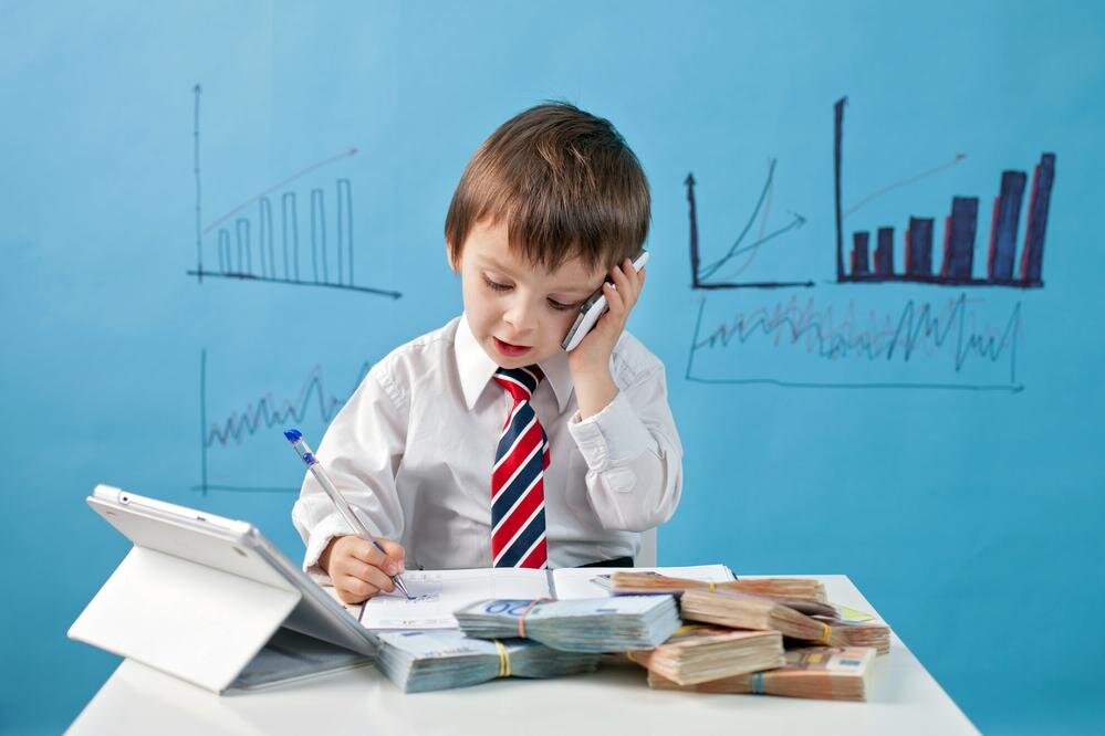 Shutterstock📷Первое понимание денег как инструмента, с помощью которого получают желаемое, приходит примерно в три года