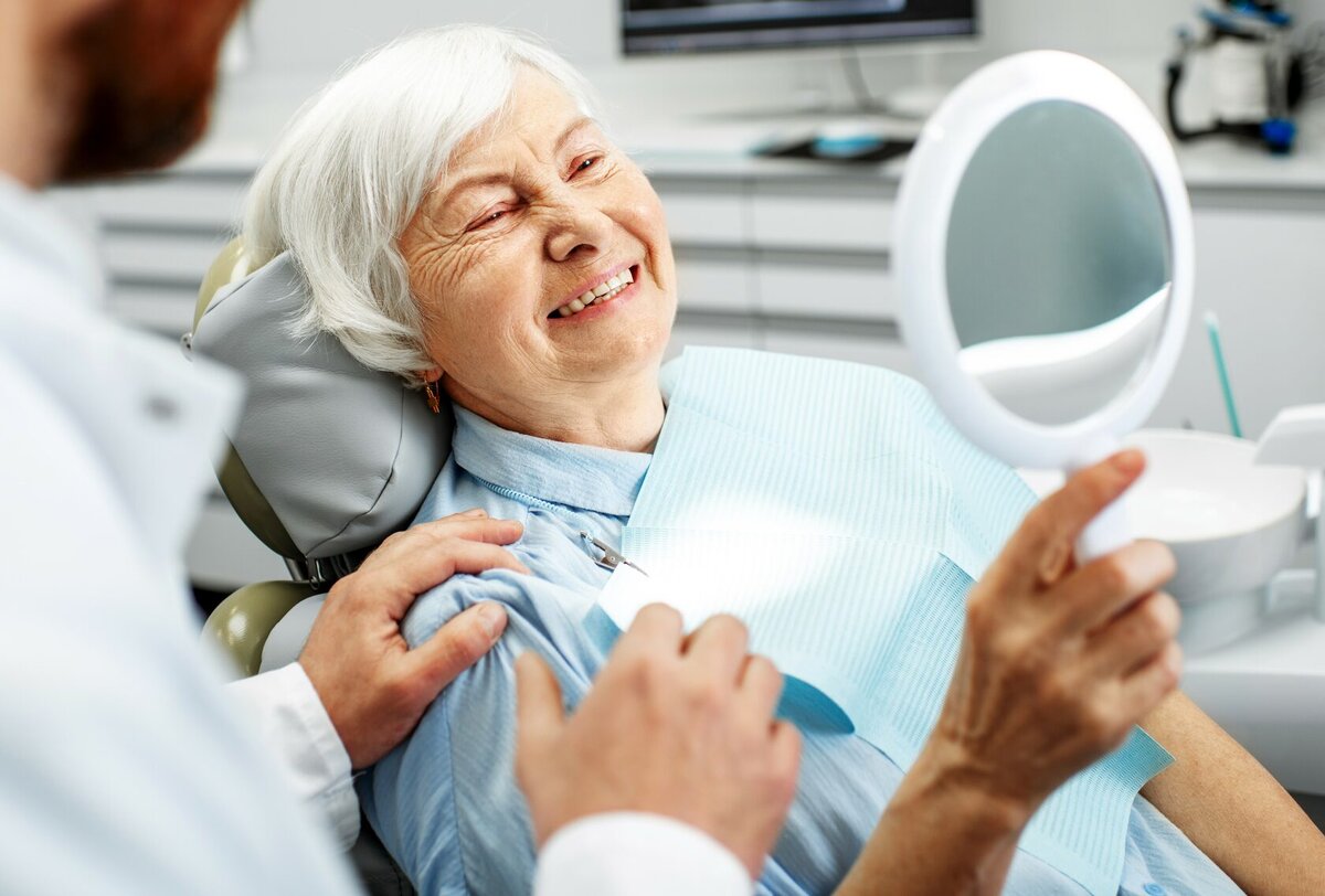 Протез пенсионеру. Пожилая женщина у стоматолога. Пожилые пациенты в стоматологии. Пожилые люди с протезами.