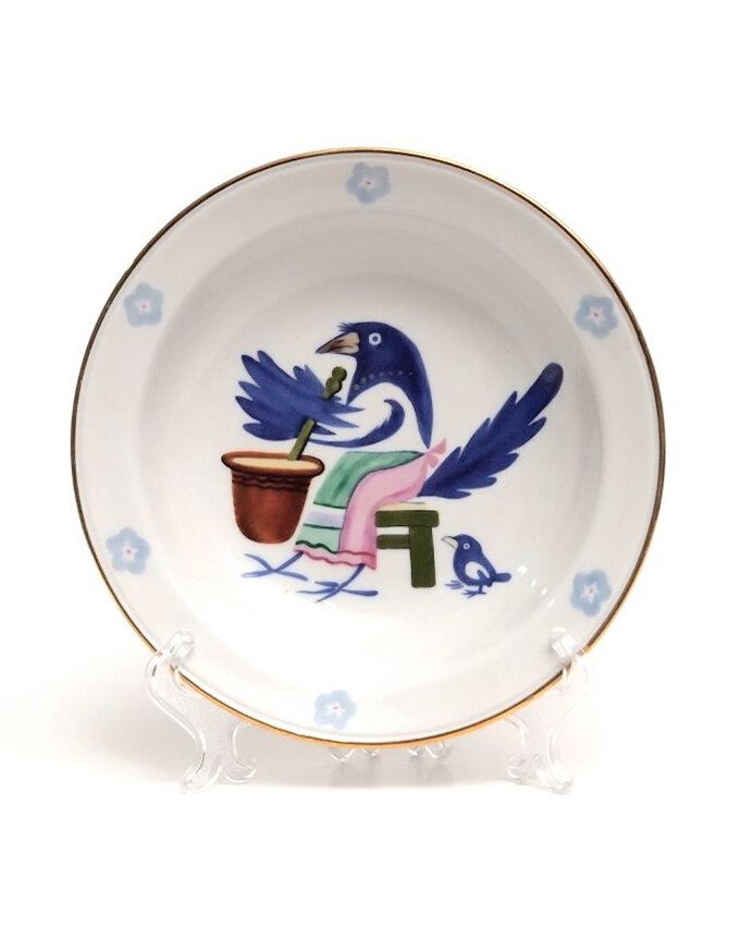 Тарелка суповая из детского сервиза «Сорока-белобока». 1958 год, ЛФЗ. Автор формы Анна Александровна Лепорская, автор росписи Юрий Алексеевич Васнецов