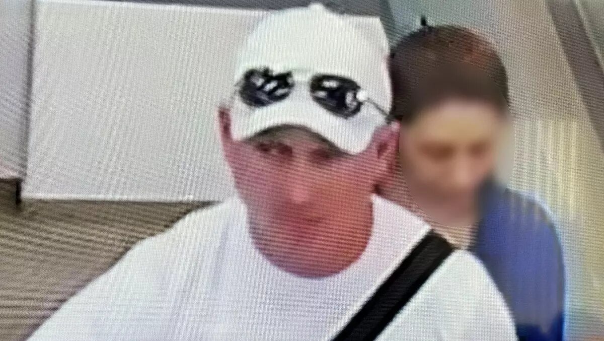     Мужчина украл телефоны в магазине, когда продавец отлучился с рабочего места.