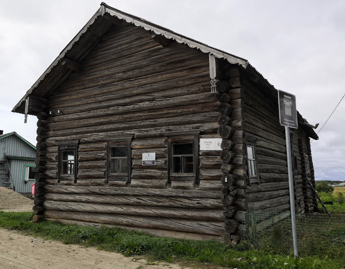 Сиивикон тало (дом Сиивико). Построен около 300 лет назад из крученых брёвен. До середины 20 века в доме жила зажиточная семья Сиивикко. Сейчас половина его принадлежит музею, вторая жилая. Надеюсь, получится сохранить этот почти реликтовый дом, подобных осталось единицы.