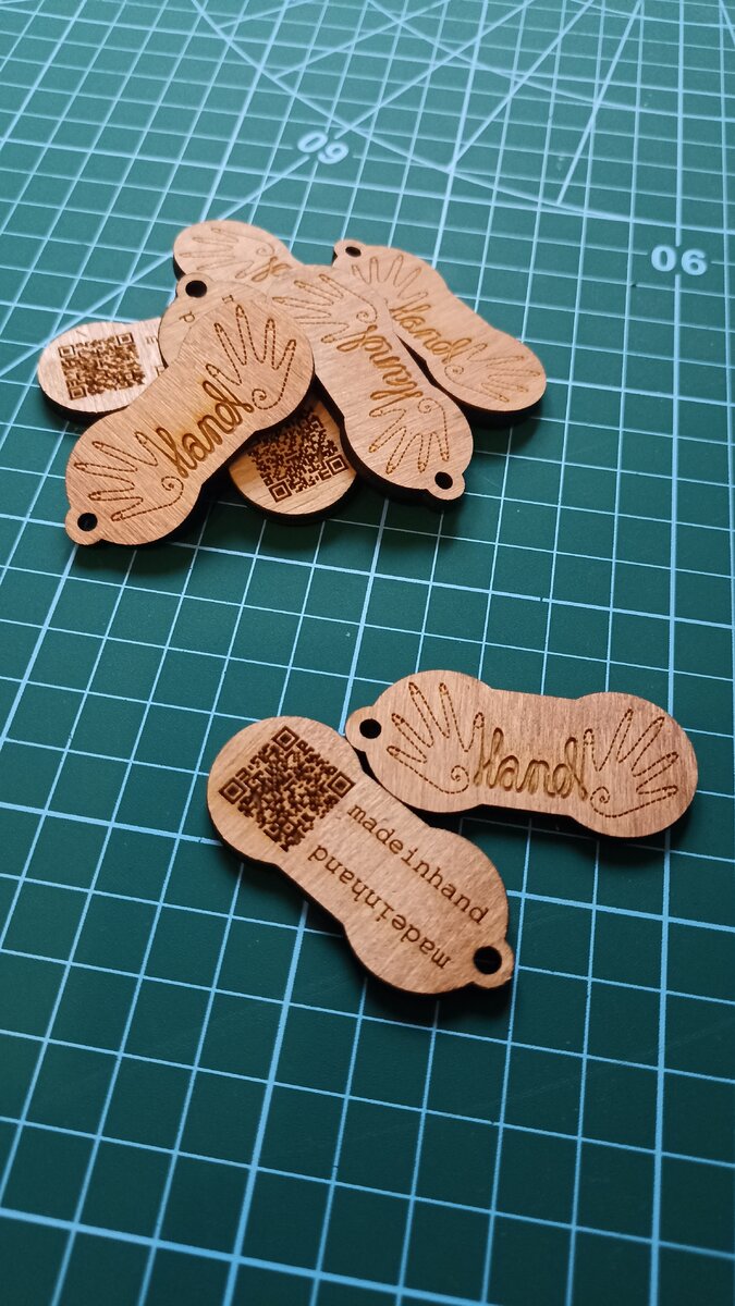 Hand - одежда и аксессуары, промо-брелок. 