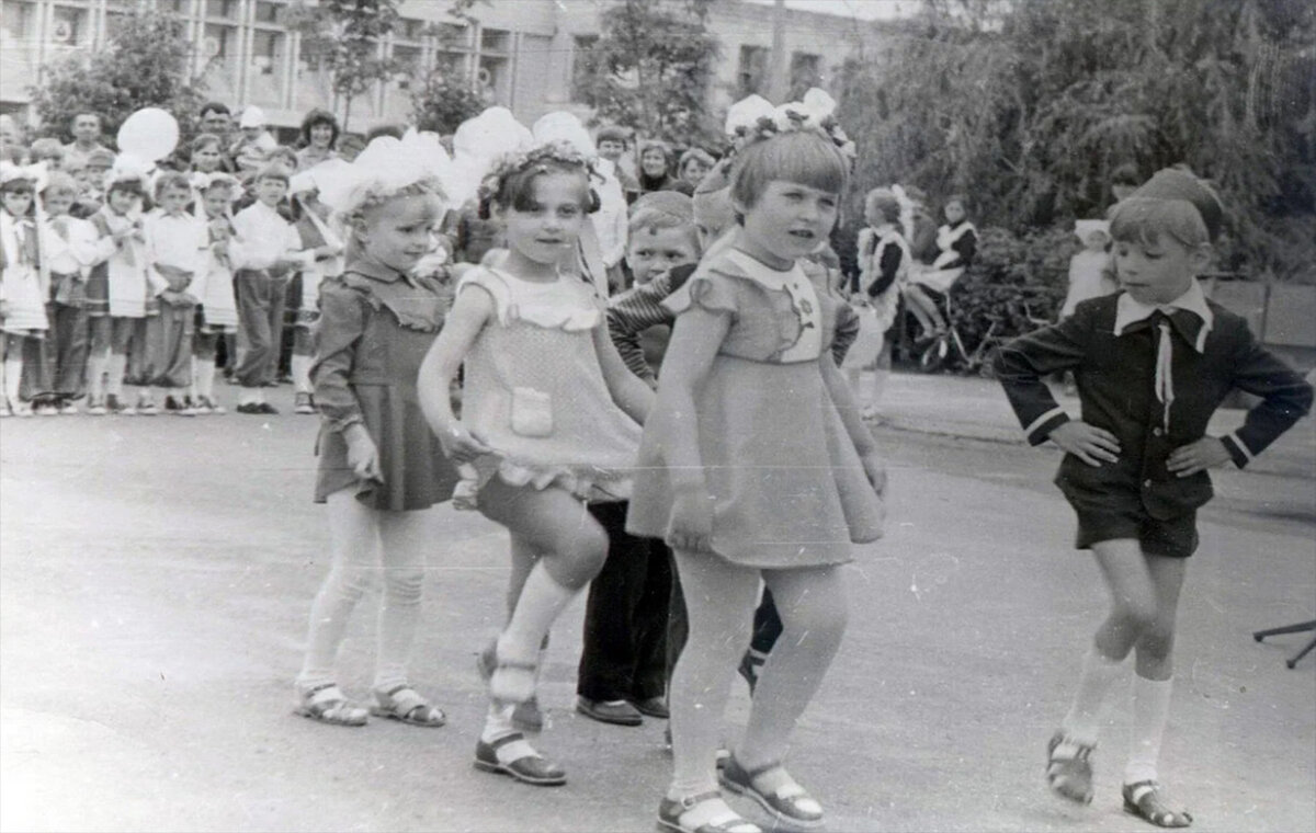 В Советском Союзе девочки носили короткие платья. Доказательств тому большое число сохранилось в массовой культуре.