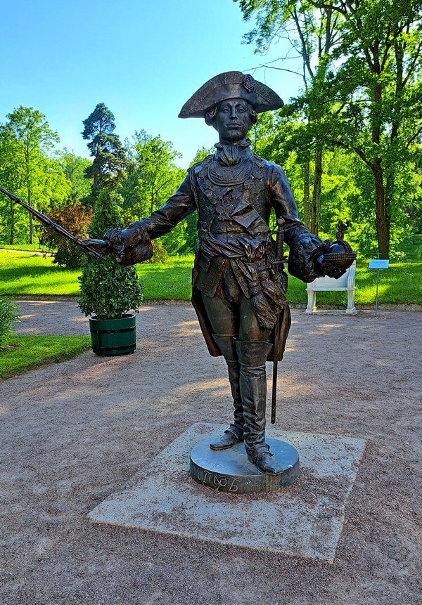 Памятник Петру 3 в Ораниенбаумском парке /фото из личного архива/