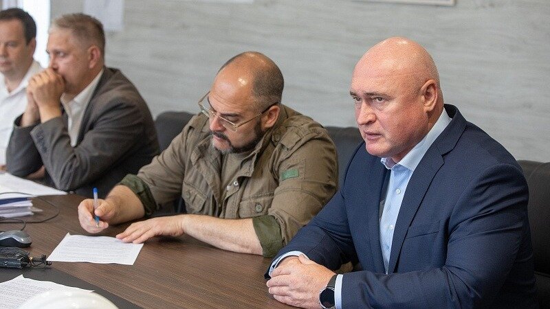     Мэр Владивостока Константин Шестаков проинспектировал ход строительства новой школы на Патрокле во Владивостоке. Городской глава поручил увеличить количество задействованных строителей до 250 человек к концу следующей недели.