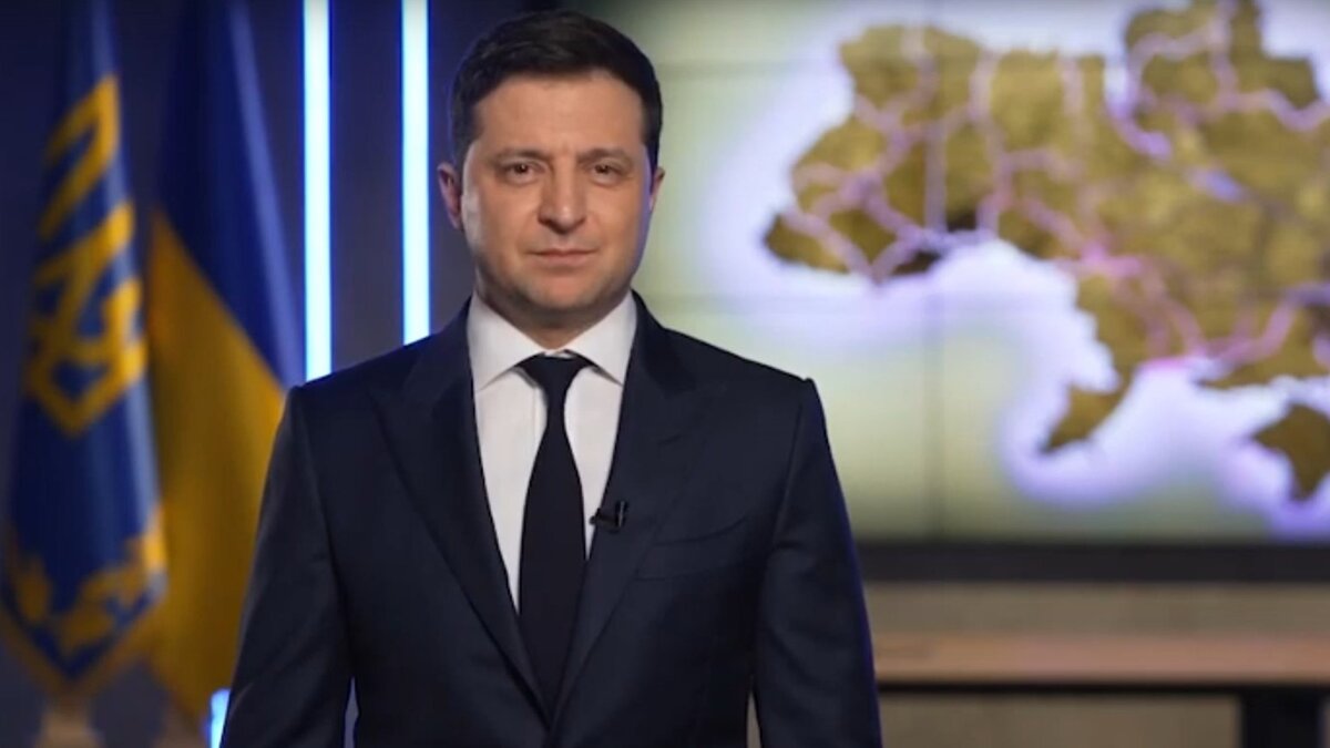     Президент Украины Владимир Зеленский (на фото) поручил военным усилить защиту портовой инфраструктуры Одессы после серии взрывов во время двух ночных ударов ВС РФ по объектам региона.