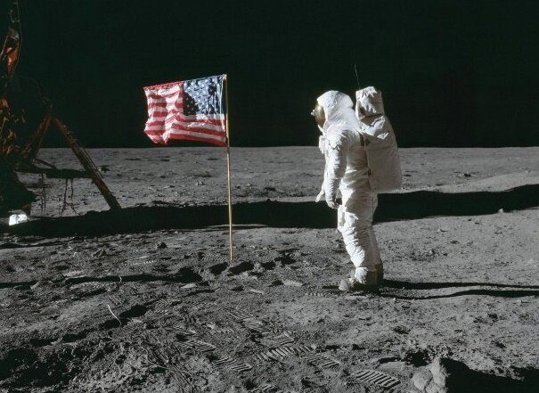 Базз Олдрин возле установленного на поверхности Луны американского флага. Фото: NASA