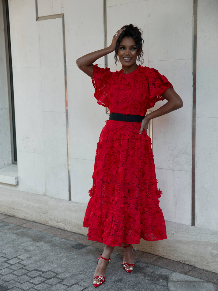 Пора отпусков, пляжей и жарких дней уже в самом разгаре! Лёгкое летящее платье в эти дни становится одним из главных элементов гардероба. Вы и ваше идеальное летнее платье. Какое оно?-12