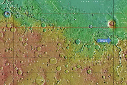 Марс, кратер Гусева и долина Маадим на карте четырёхугольника  Эолиды. Высокие отметки – красное, низкие – зелёное. Данные лазерного высотомера Mars Orbiter, установленного на космическом корабле Mars Global Surveyor (NASA), 2003 г.