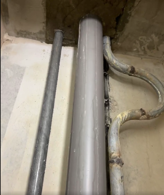 Фото Вики того, как потихоньку течет вода по стояку. 