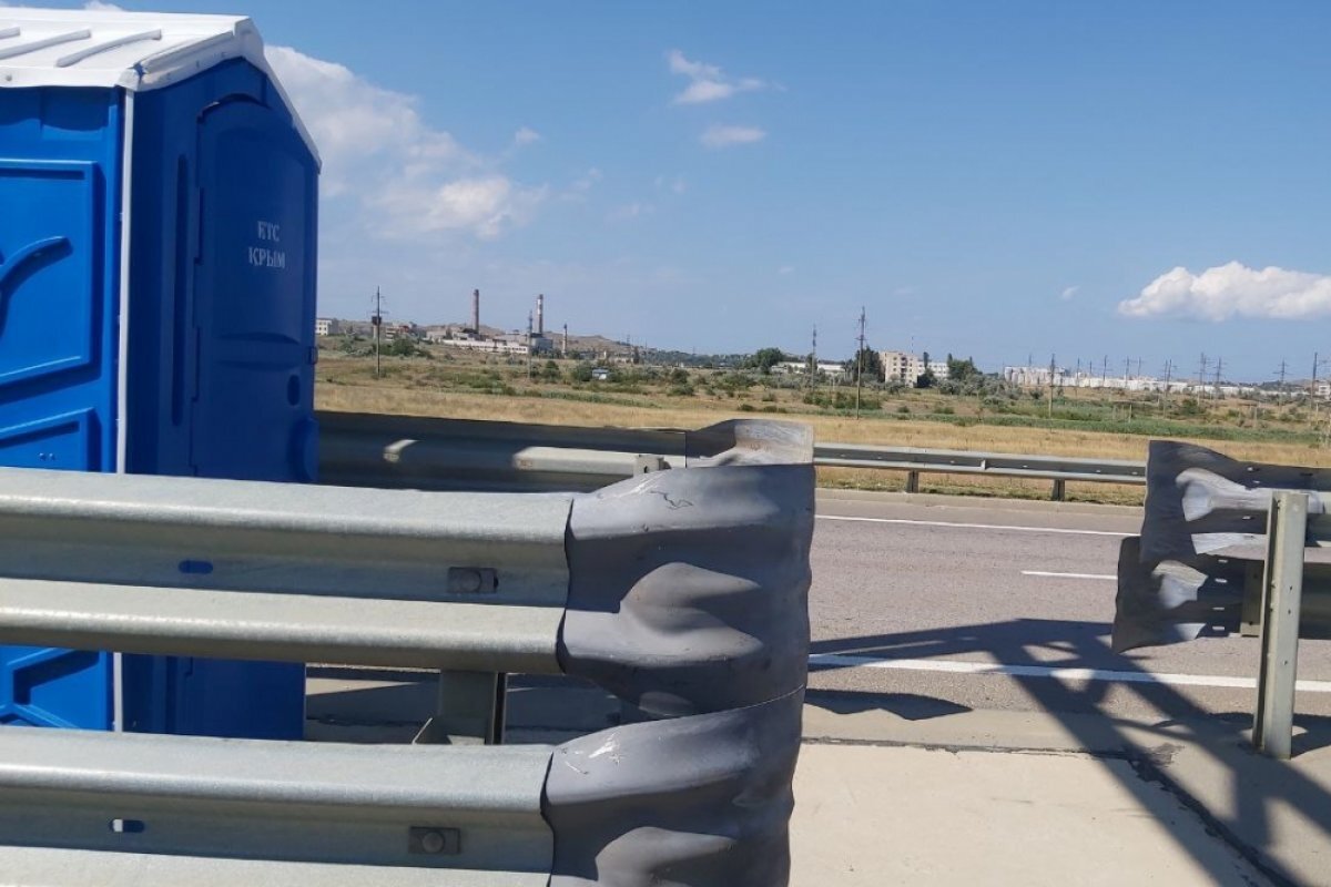    Перед Крымским мостом образовалась очередь около 3 км