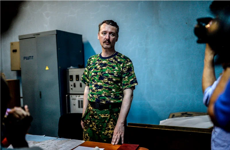 Российские власти в пятницу задержали Игоря Гиркина, бывшего российского командующего в Украине и известного военного блогера, как сообщается, по обвинению в пропаганде экстремизма.-2