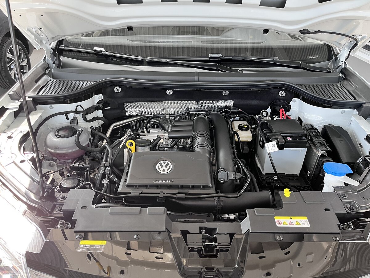 Сразу под капотом мы видим знакомый логотип VW.