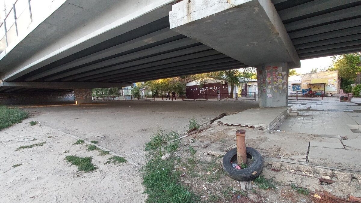     Волгоградский общественник предложил благоустроить заброшенную территорию под Комсомольским мостом в центре города и превратить ее в скейт-парк.