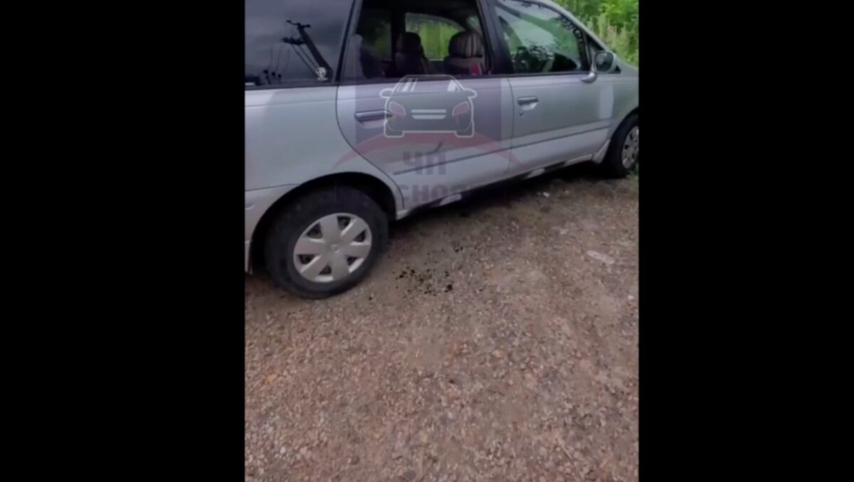     На парковках у нацпарка «Красноярские столбы» заметили несколько авто с разбитыми окнами и погромом внутри. Житель говорит, что там орудует грабитель.