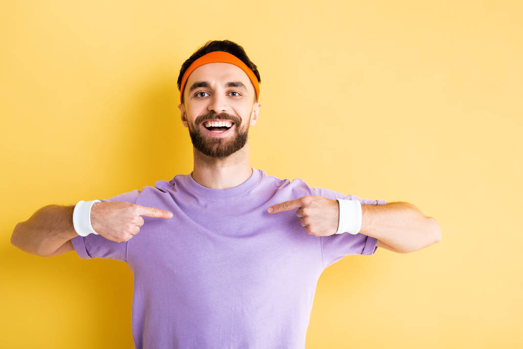 https://create.vista.com/ru/unlimited/stock-photos/331829050/stock-photo-happy-sportsman-headband-pointing-fingers/