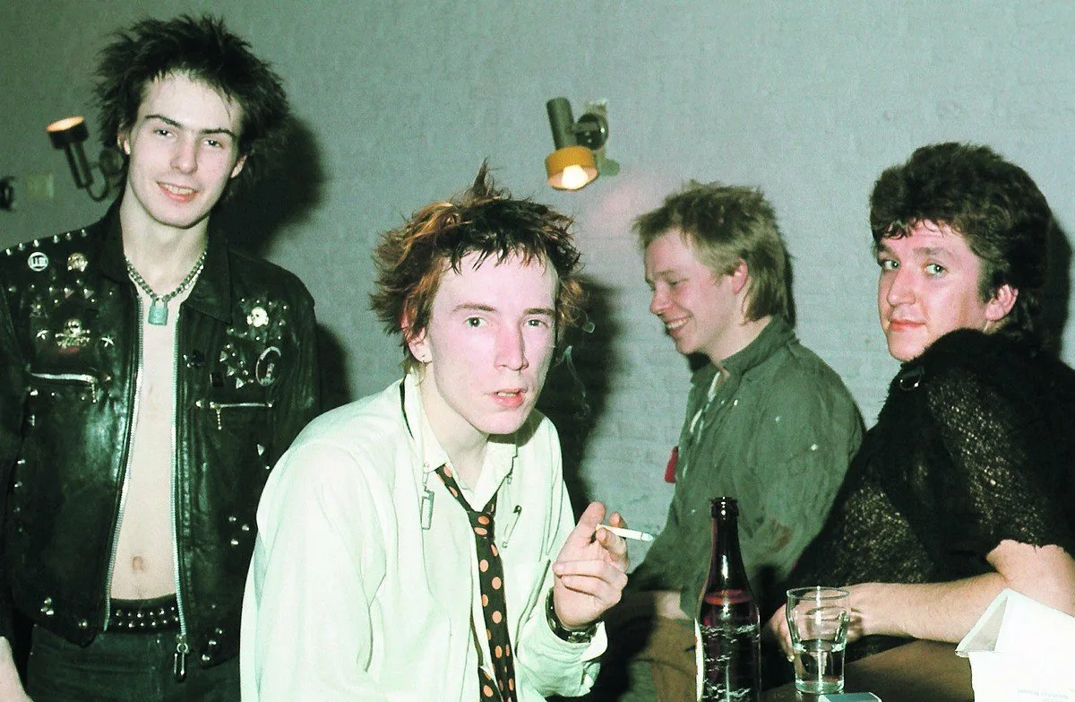 Sex Pistols - панк-группа, которая в 70-е в одночасье стала суперпопулярной, потеснив всемирно известных музыкантов