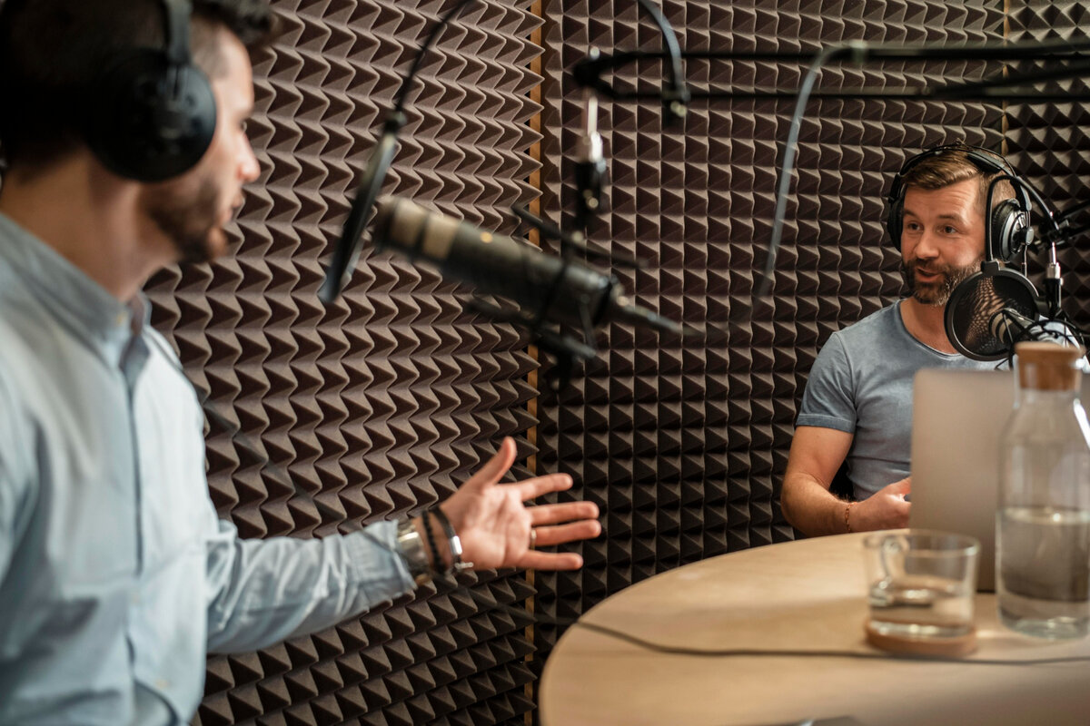     Как выглядят самые узнаваемые голоса России: у них даже не просят автографы