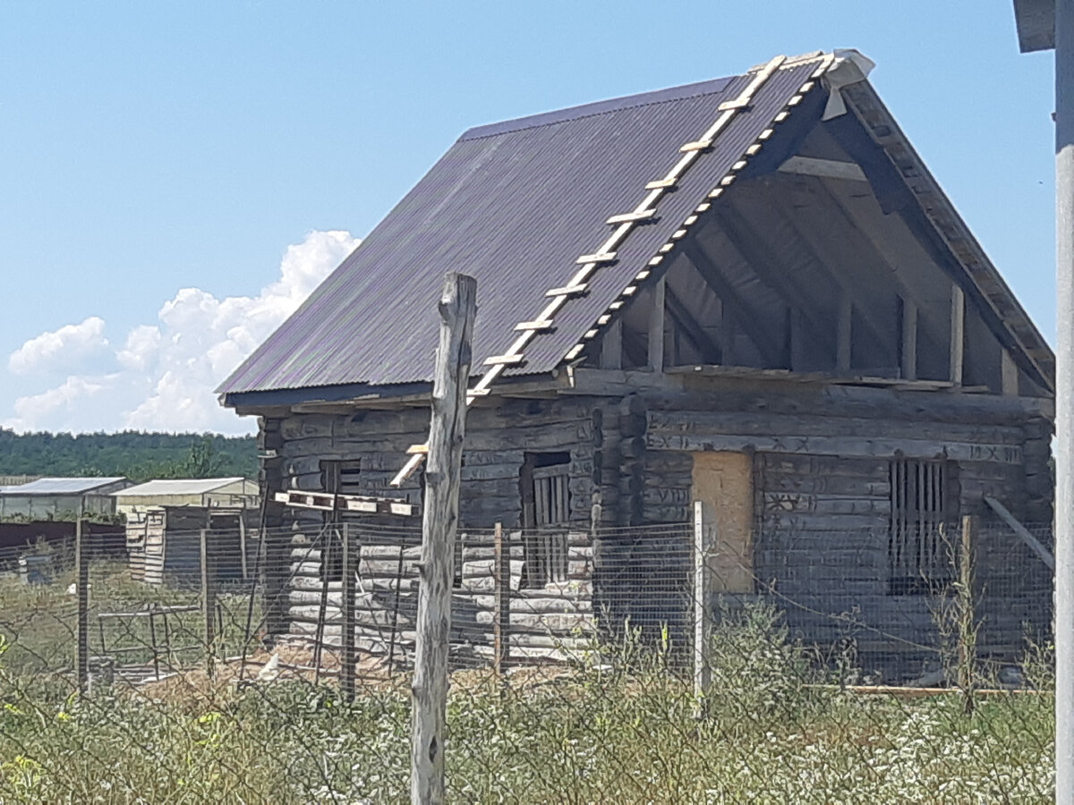 Это столетний дом на новом месте. Позже ему сделали новый фасад, то есть бревна закрыли. 