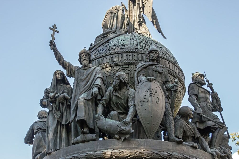 В 17 веке созданные россии памятники. Рюрик на памятнике тысячелетие Руси. Тысячелетие крещения Руси памятник в Новгороде.