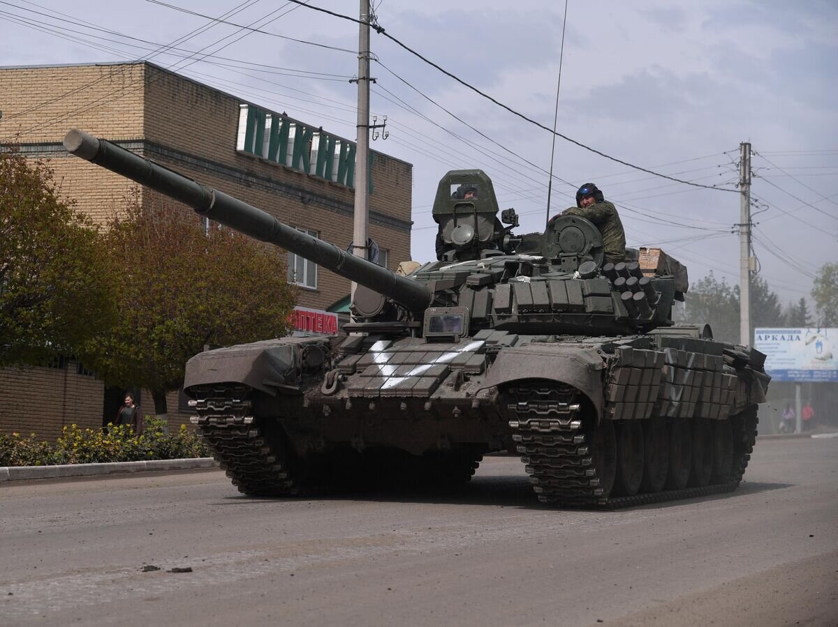    Танк Т-72БЗ ВС РФ на одной из улиц в Купянске© РИА Новости / Виктор Антонюк