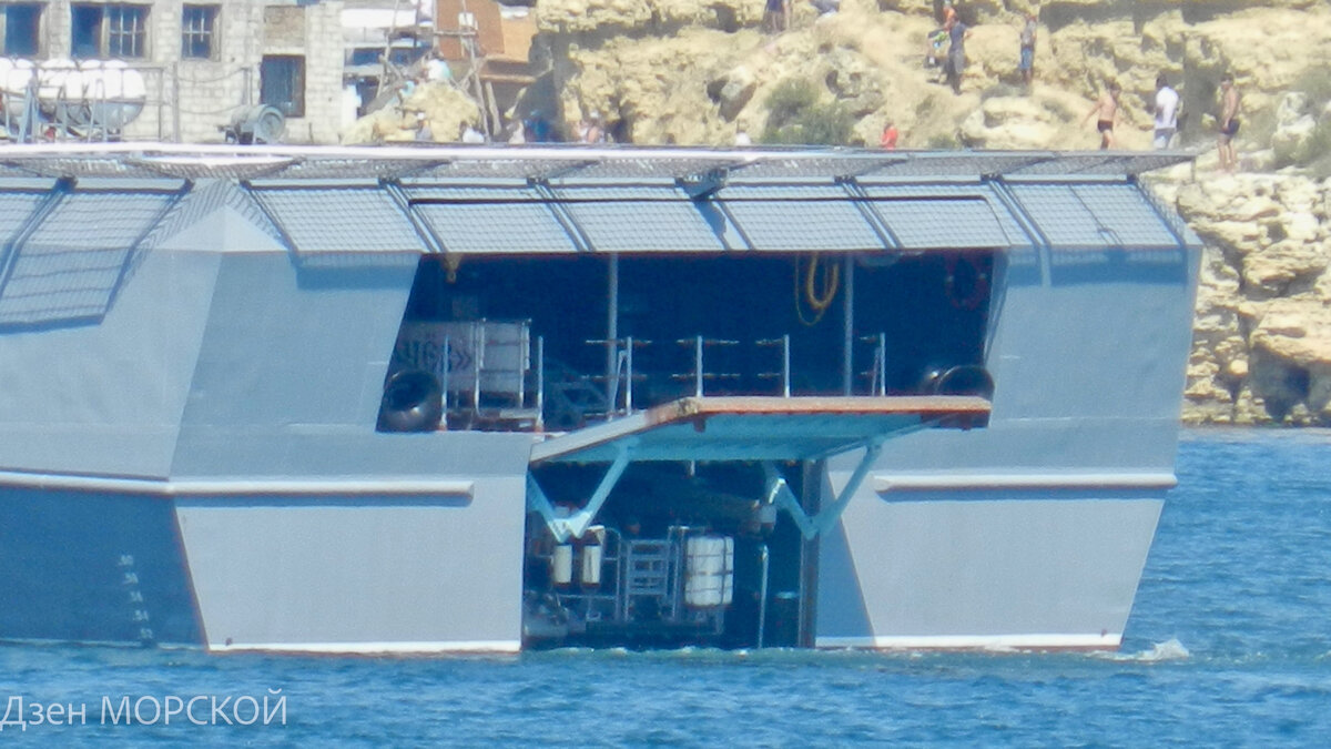 Кормовая аппарель и штатная десантно-штурмовая лодка внутри патрульного корабля "Дмитрий Рогачев".