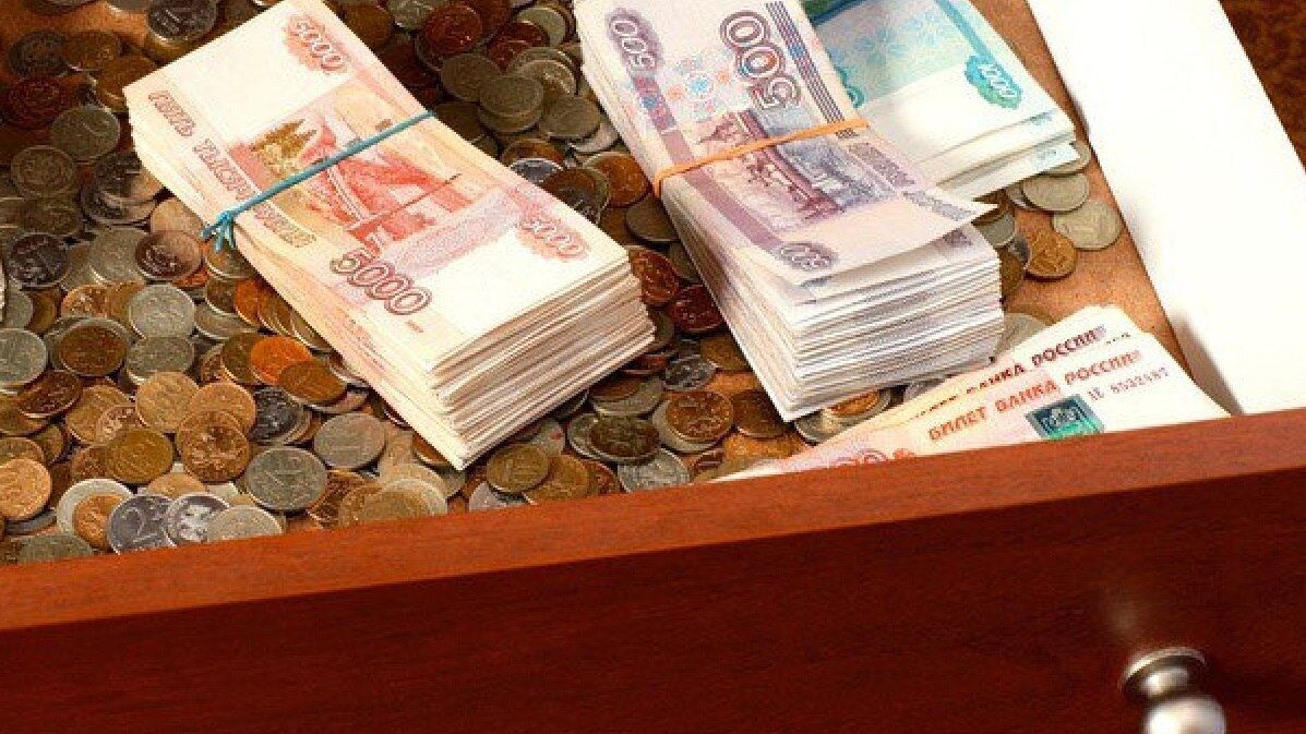     В Ижевске полицейские задержали подозреваемого в краже 105 тысяч рублей. При этом потерпевший, лишившийся было этой суммы, кажется, сам сделал все, чтобы стать жертвой преступления.