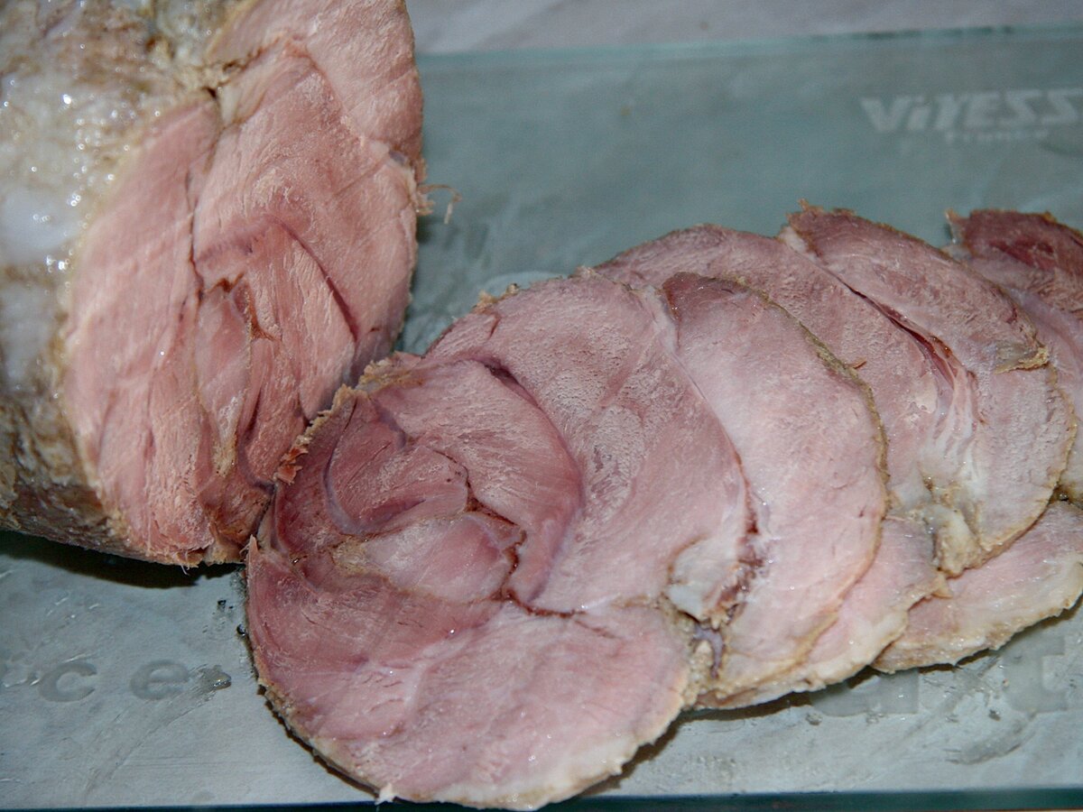 Как приготовить свинину, запеченную в мультиварке