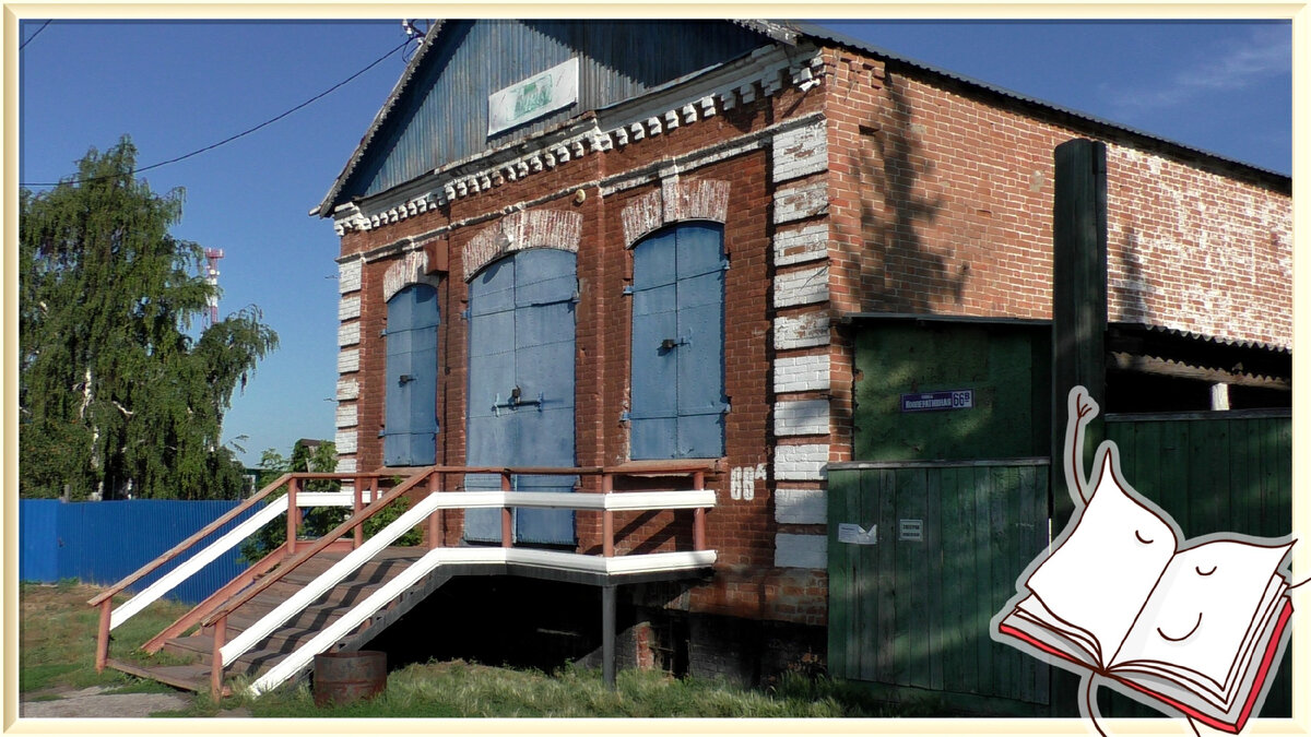 На самом высоком месте в селе Баженово бросается в глаза здание с высоким крыльцом, это магазин купца Новикова. 