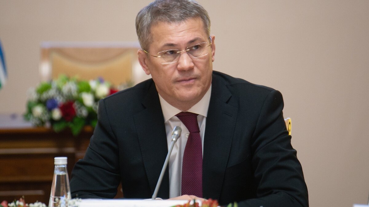     Вооруженный боевыми припасами мужчина угрожает взорвать шоссе и требует переговоров с главой республики, сообщает телеграм-канал SHOT со ссылкой на источник