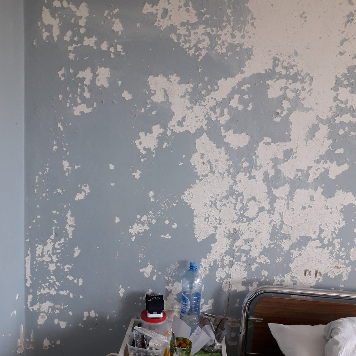 Фото автора. Моя кровать и стена над ней в новой палате. О ремонте и не слышали.