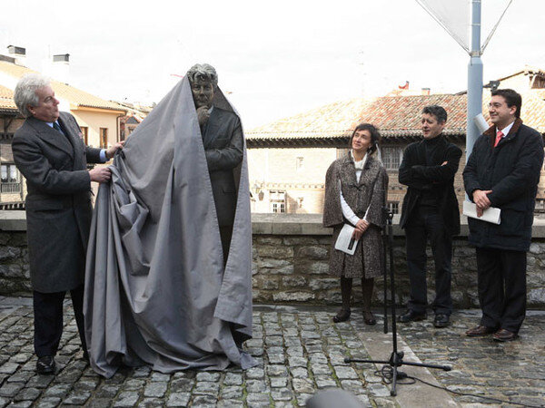 Особого стечения благодарных толп что-то не наблюдается. 