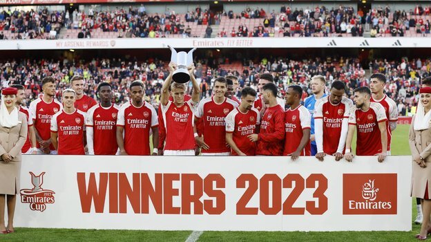    Футболисты «Арсенала» с трофеем за победу в Emirates Cup. Reuters