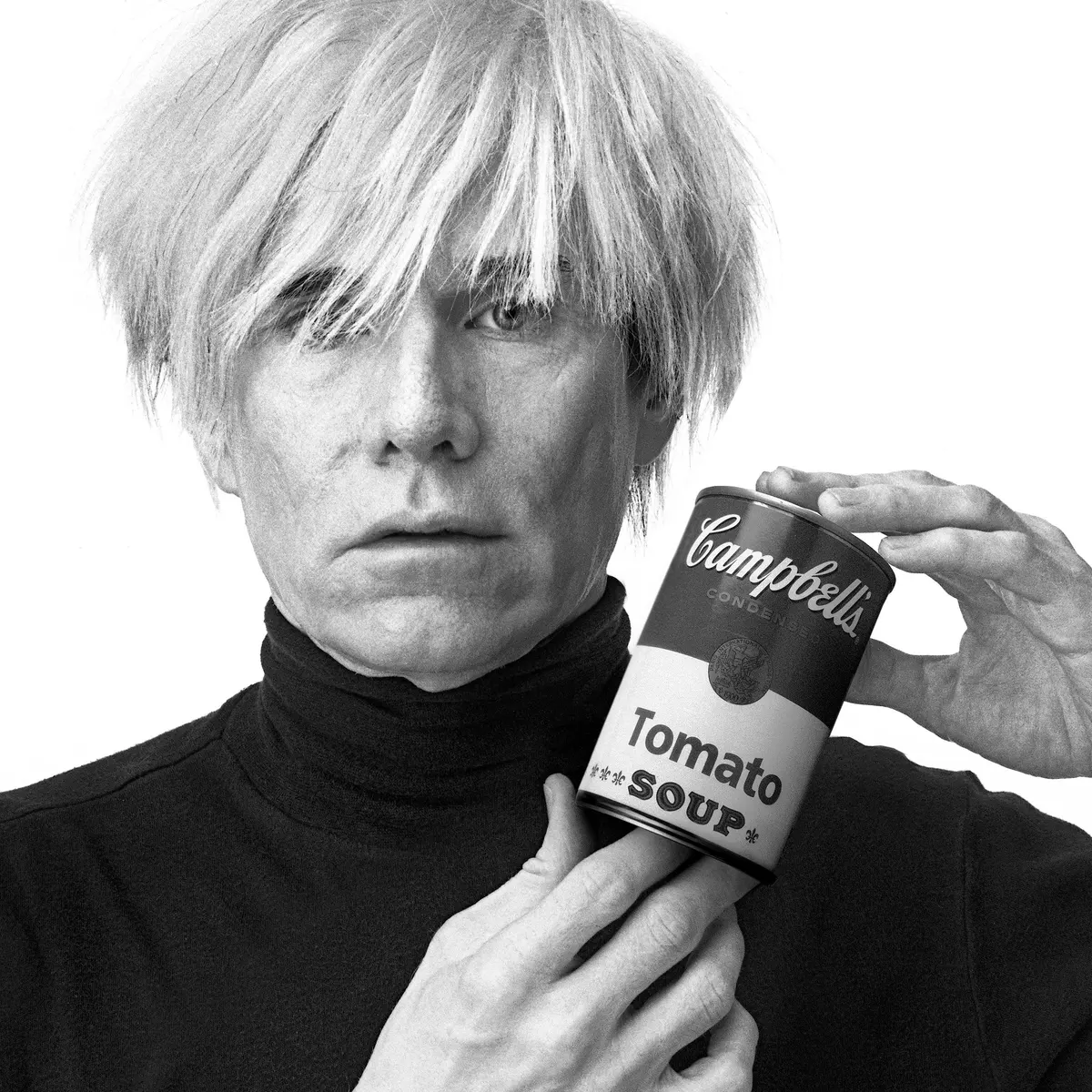 Уорхол с знаменитой банкой супа.