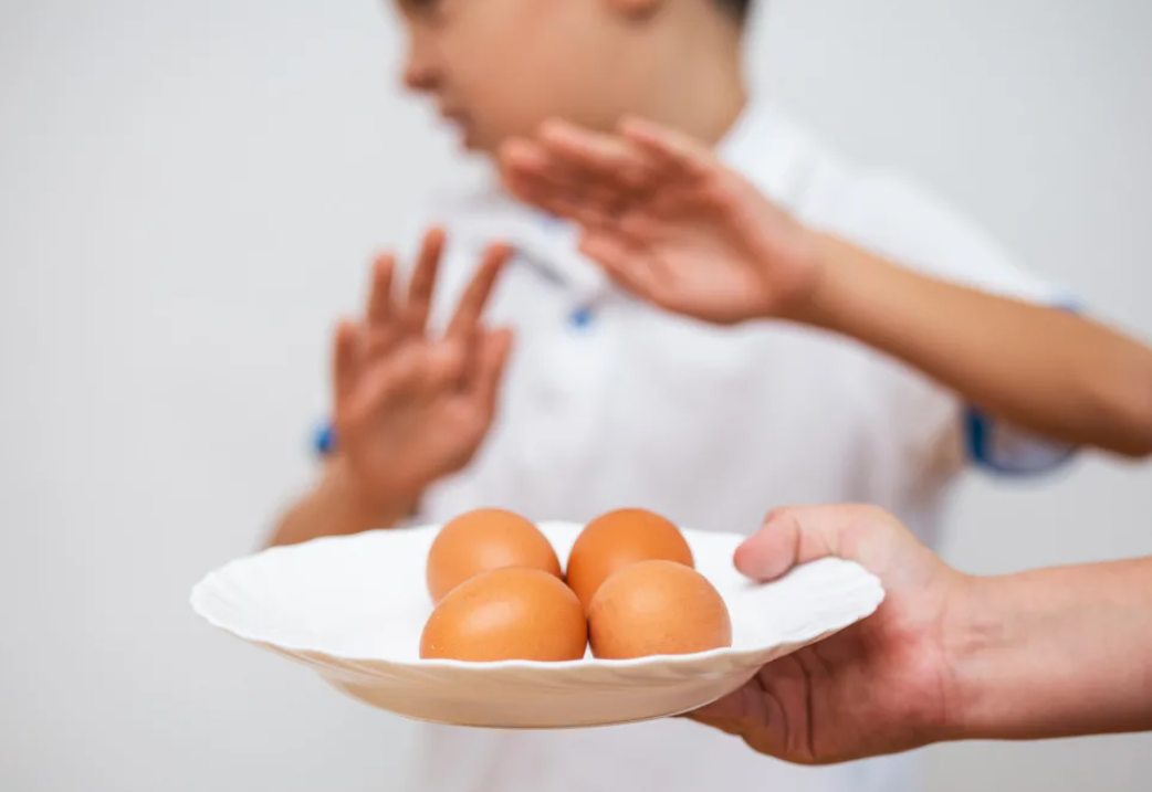 пасхальное яйцо в руке. девушка с яйцами. девушка яички. Eggs стоковое изображение. красивые девушки с яйцами.