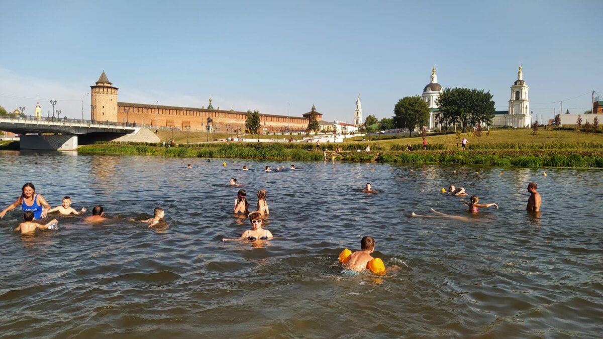 Посмотрите, какой вид...Кремль, церкви, мост...Очень красиво.