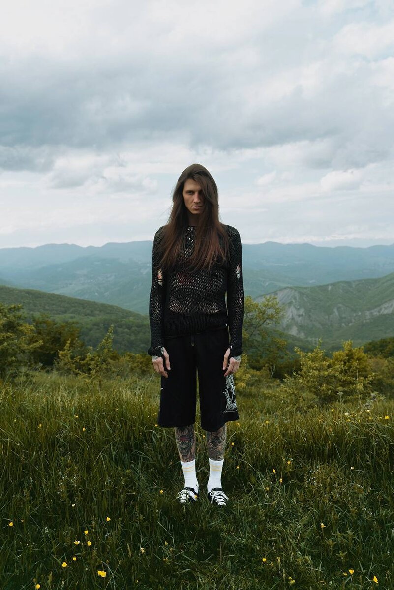 Основными признаками нового тренда стали: 
 
Футуристичность декора и кроя; 
Ориентация на спорт; 
Монохромность; 
Синтетические материалы; 
Комфорт. 
Коллекции, созданные на базе хэлс-готики появлялись в работах разнообразных дизайнеров и брендов: