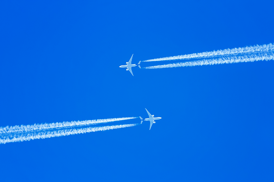эшелон самолета. два самолета в воздухе. обои на рабочий стол самолеты. два самолета в небе. самолёты столкнулись в воздухе в сша.