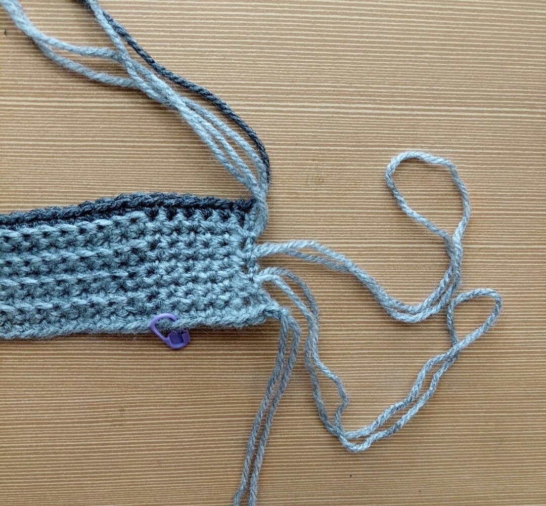 Длинная петля в начале ряда для бахромы.